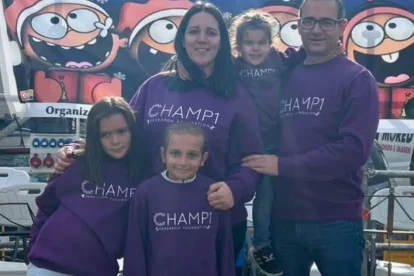 Una lluita en família. La Carla va estar amb els seus pares i les dos germanes en l’únic centre de referència per a malalties rares, a Burgos. “És una nena molt feliç, però s’adona de les seues limitacions. Falta molta feina de sensibilització”, defensen. - @TEAMCARLASN