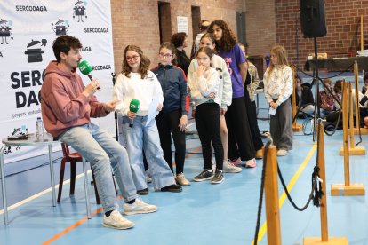 Miki Núñez ha aprofitat per xerrar amb alguns alumnes.