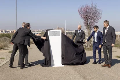 Les autoritats descobrint la placa commemorativa. - JORDI ECHEVARRIA