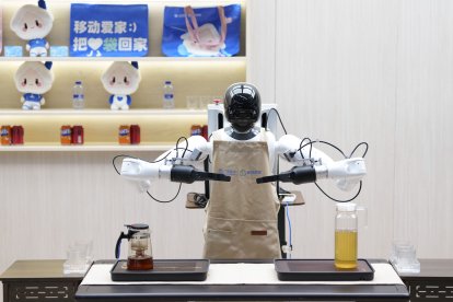 Un robot humanoide creat per la Xina Mobile que actua com a xef durant la vintena edició del Mobile World Congress (MWC) a Barcelona. EFE/Alejandro García