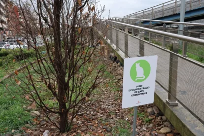 Un altre dels senyals que la Paeria instal·la en algunes colònies. - AMADO FORROLLA