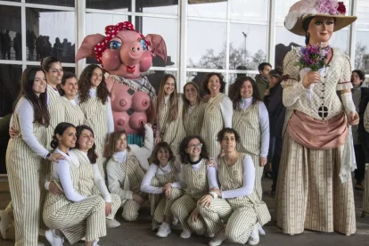 Les portadores dels Gegants Americanos de Sitges amb La Verreta. - LAIA PEDRÓS