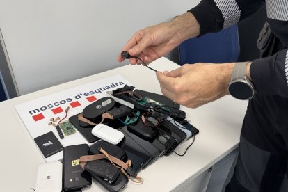 Material intervingut en els controls durant l'examen teòric de conduir.