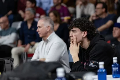 Adrià Rodríguez va seguir el partit des de la barrera. - ACB PHOTO/POL PUERTAS