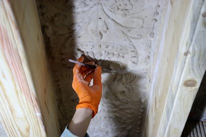 Restauració de detalls del sostre de l'edifici