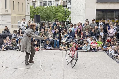 Públic de totes les edats a la plaça del Museu de Lleida. - ÀLEX FORNÓS
