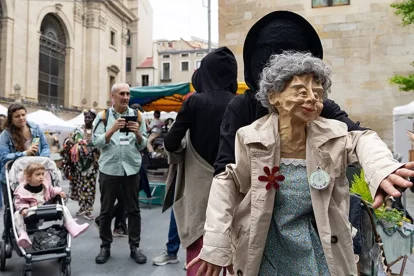 La plaça de la Catedral, farcida de públic durant la funció ‘Ratata’. - ÀLEX FORNÓS