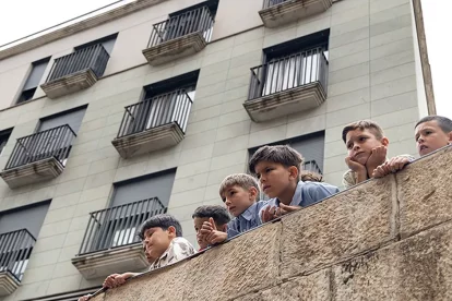 La plaça Sant Joan va acollir ‘Cavall’, un espectacle de gran format. - ÀLEX FORNÓS
