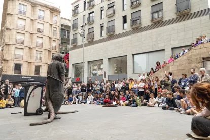 Algunes propostes van convidar el públic a interactuar. - JAVI ENJUANES