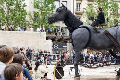 La pluja va desplaçar Proyecto Caravana del pati a l’Aula Magna de l’IEI. - JAVI ENJUANES