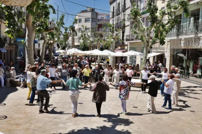La tradició serà un pes pesant, de la mà de la 20 trobada gegantera i grallera, que reunirà una desena de colles i que donarà pas a l’inici del gran correfoc protagonitzat per la colla de diables local.