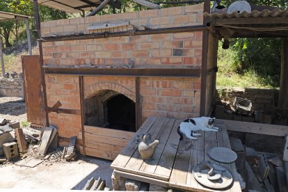 L’Enric va construir un forn propi, situat a l’exterior del taller, per coure ceràmica negra de la forma tradicional.