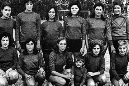 El equipo de fútbol femenimo en una imagen tomada en 1968 - J.F/J.G.
