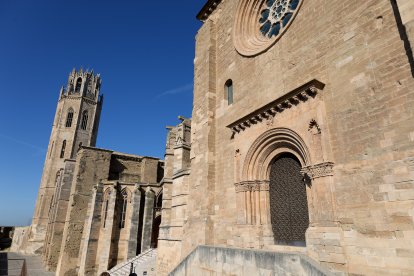 El nom prové de les dos escultures que presidien les fornícules, situades a banda i banda (avui buides), l'arcàngel Sant Gabriel i la verge Maria, que s'exposen al Museu de Lleida