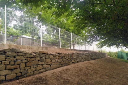 El mur de pedra seca potencia l’ombra. - AFA DE L’ESCOLA MARIA-MERCÈ MARÇAL