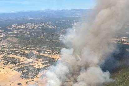 Columna de fum l'incendi agrícola i forestal de Sanaüja, a la Segarra