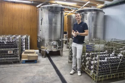 Jordi Salvadó mostrant els dipòsits de fermentació. - LAIA PEDRÓS