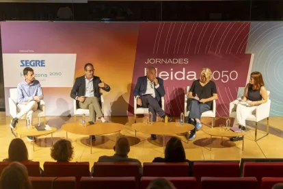 La periodista de SEGRE Laia Berenguer, a la dreta, va moderar la segona taula redona. - JORDI ECHEVARRIA