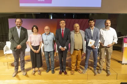 Col·laboració. El president de la Fundació Horitzons, Antoni Gelonch, amb alguns participants en la jornada. - JORDI ECHEVARRIA