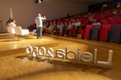 Participació. Les taules redones es van tancar amb un torn obert de preguntes del públic. - JORDI ECHEVARRIA