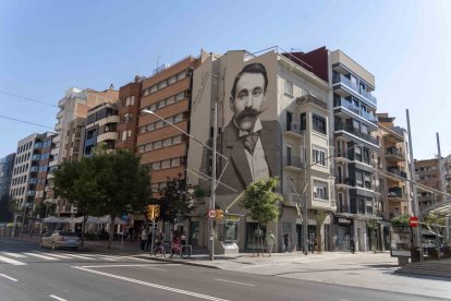 El gran mural artístic obra d'Oriol Arumí a la plaça Ricard Viñes de Lleida fa que el pianista s'hi faci més notori que mai