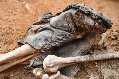 Els objectes trobats a les fosses ajuden a reconstruir històries. - SEGRE