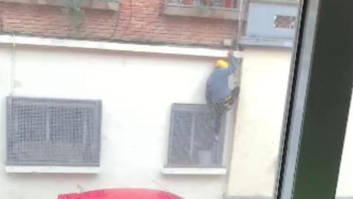Intento de okupación de un piso en el barrio de Balàfia de Lleida escalando por la fachada