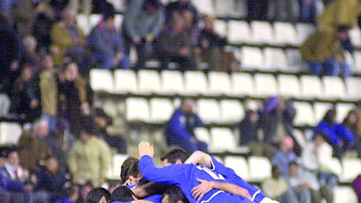 Els jugadors del Lleida celebren un gol contra el Ieclà.