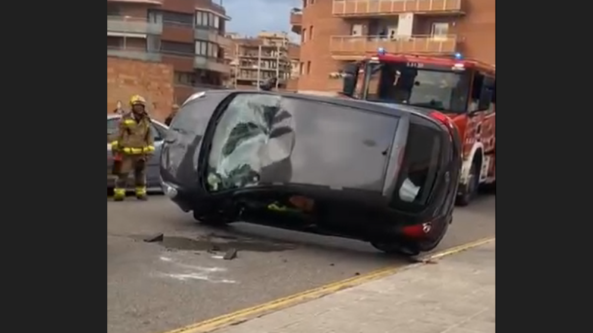 Un vehículo volcado en Bellpuig a causa de un choque lateral