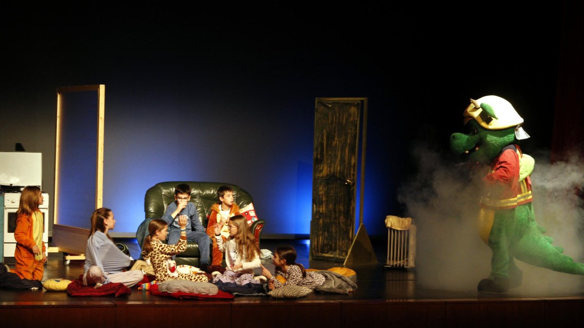 Un miler d'infants de Lleida reben formació en prevenció d'incendis a la llar amb una obra de teatre