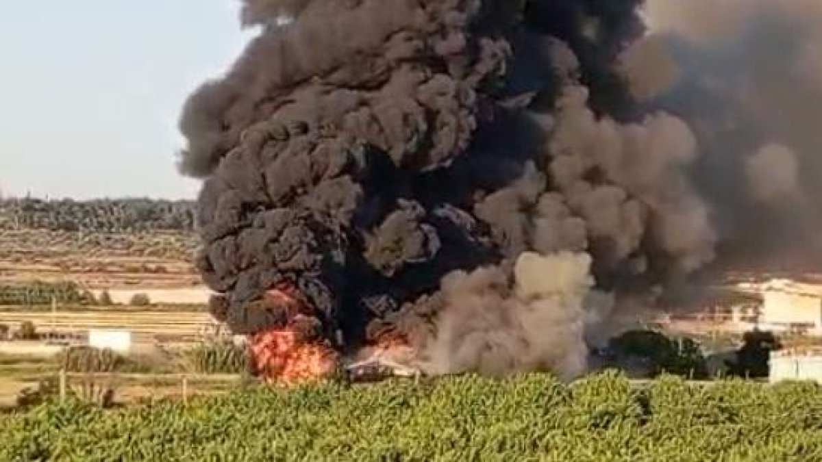 Un incendio calcina tres naves abandonadas en Vilagrassa