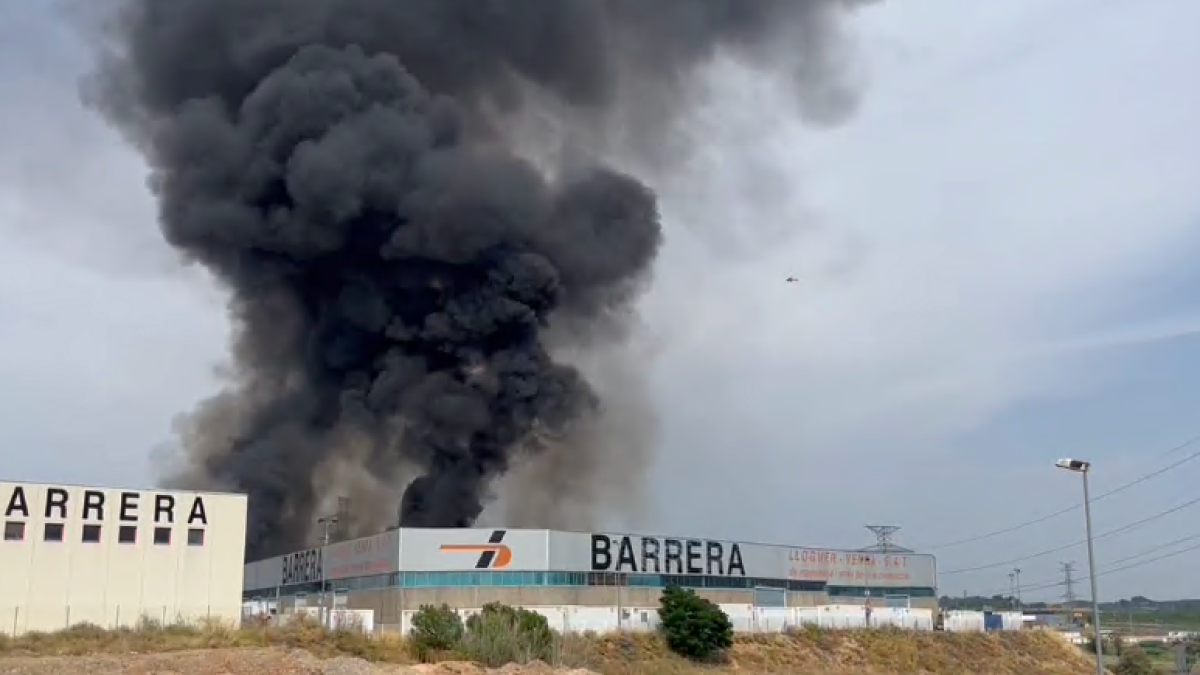 Un aparatoso incendio en el polígono Camí dels Frares provoca una gran columna de humo en Lleida