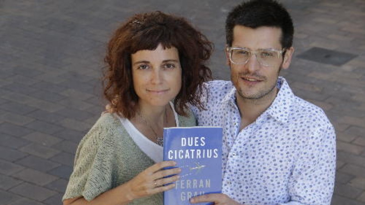 La psicòloga Anna Lloret, ahir al costat de l’autor del llibre, el periodista lleidatà Ferran Grau.