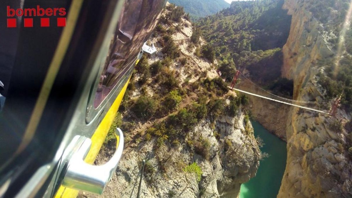 Imagen del helicóptero acercándose ayer a Mont
-rebei para rescatar a un joven indispuesto.