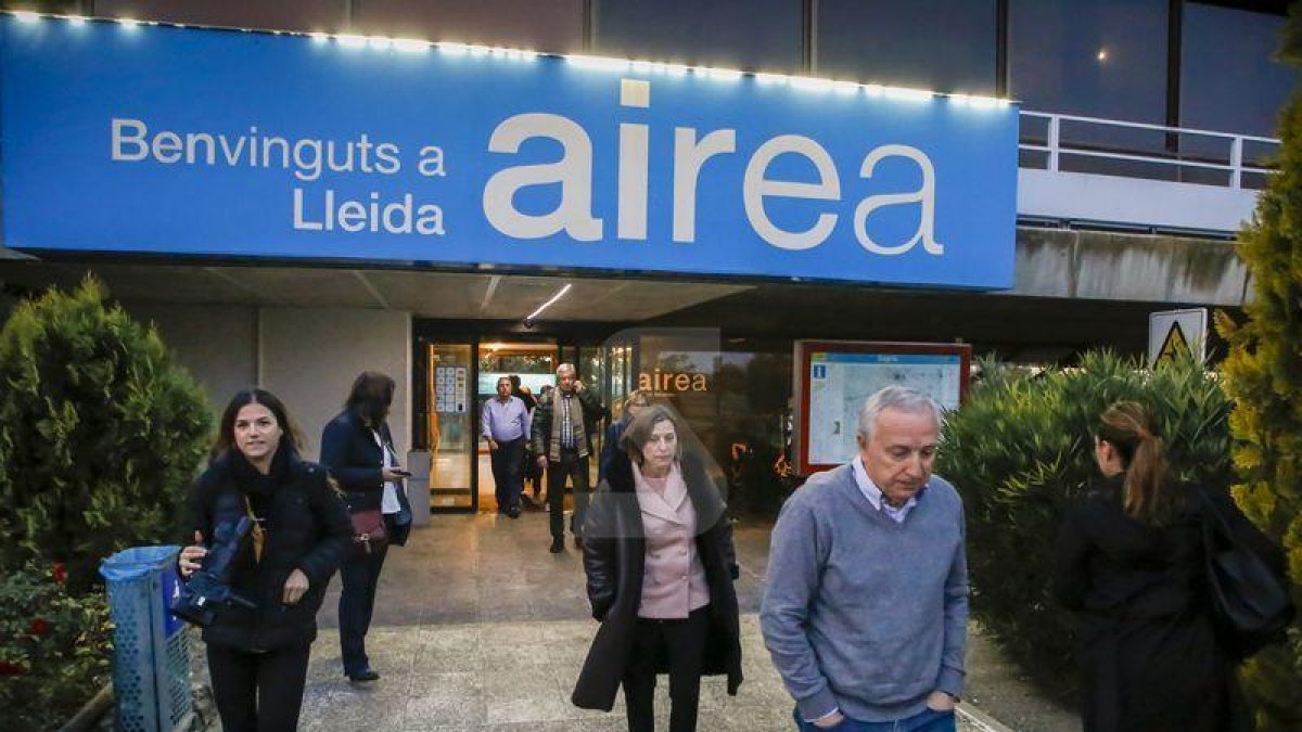 La presidenta del Parlament, a l'àrea de servei de l'AP-2 a Lleida, en una parada del seu viatge cap a Barcelona després de sortir de presó.