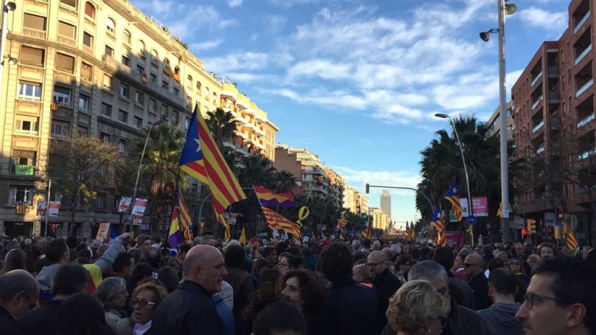 Convocada por las entidades soberanistas para pedir la puesta en libertad de los exconsellers y los 'Jordis'