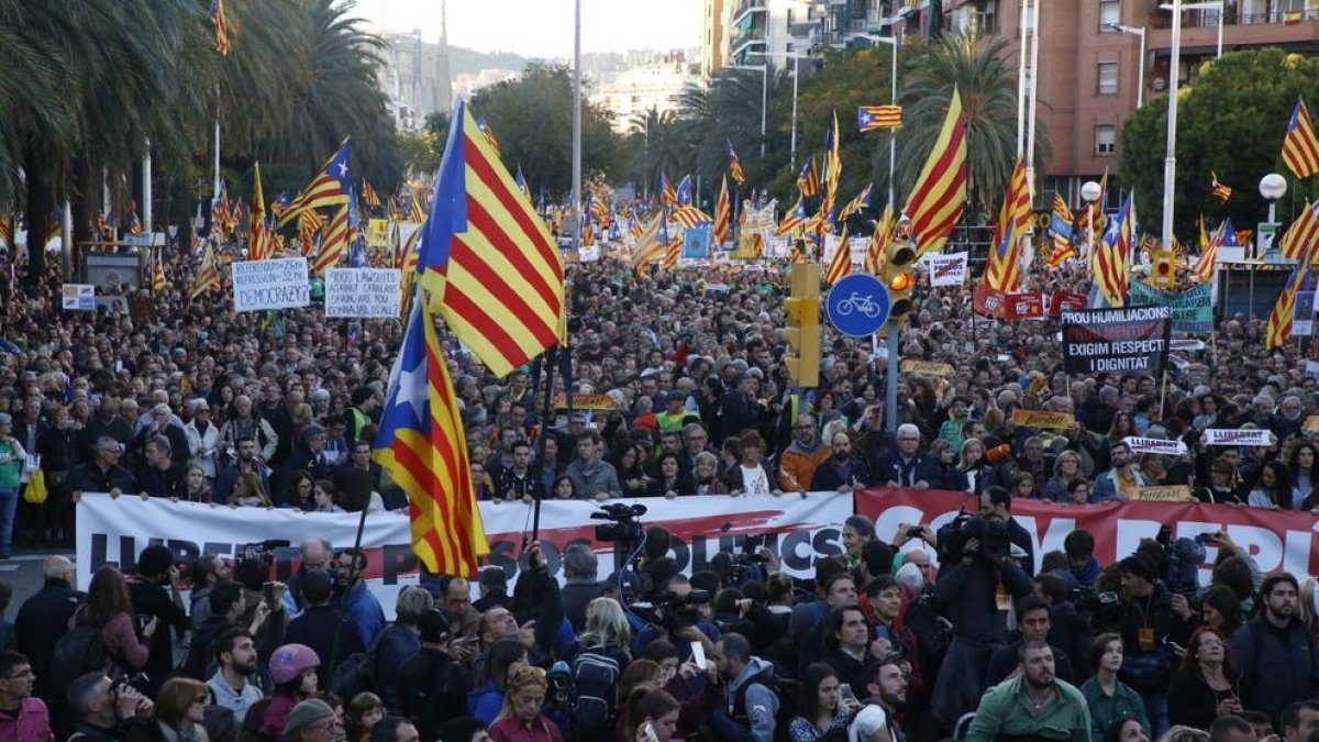 Convocada por las entidades soberanistas para pedir la puesta en libertad de los exconsellers y los 'Jordis'