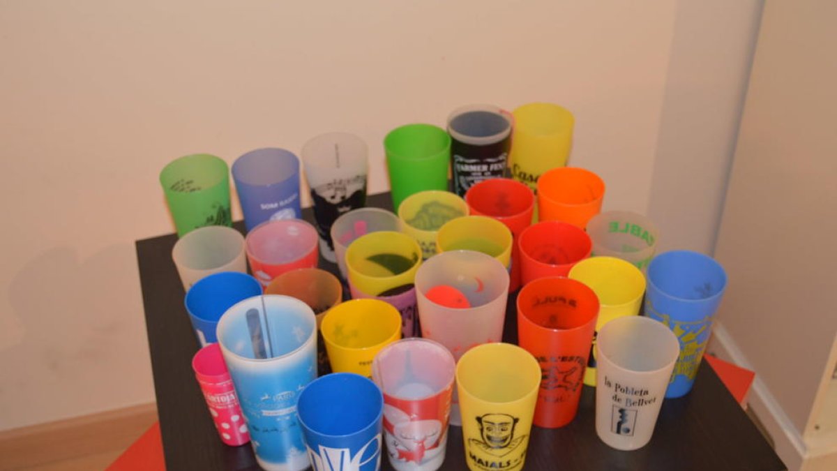 Col·lecció de vasos de plàstic reutilitzables de diversos concerts, Festes Majors o festes.
