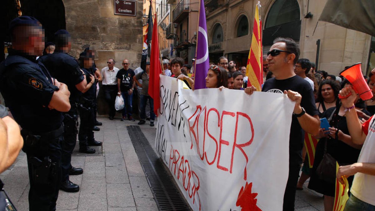 Imatges de la manifestació al carrer Cavallers contra el parador del Roser de Lleida