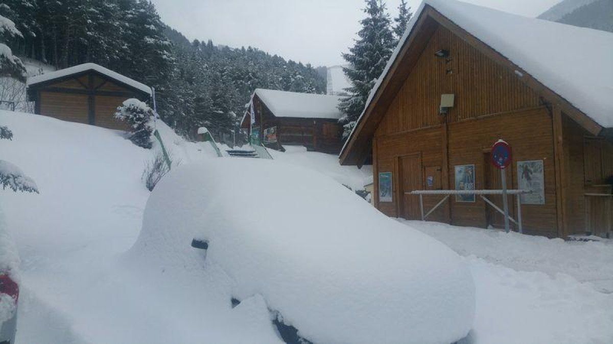 El temporal tanca la Bonaigua i pistes d'esquí i obliga cadenes en nou vies.