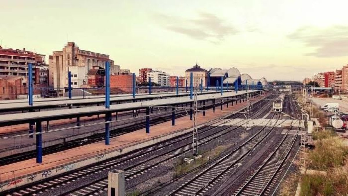 Una perspectiva diferent de l'estació de tren de Lleida.