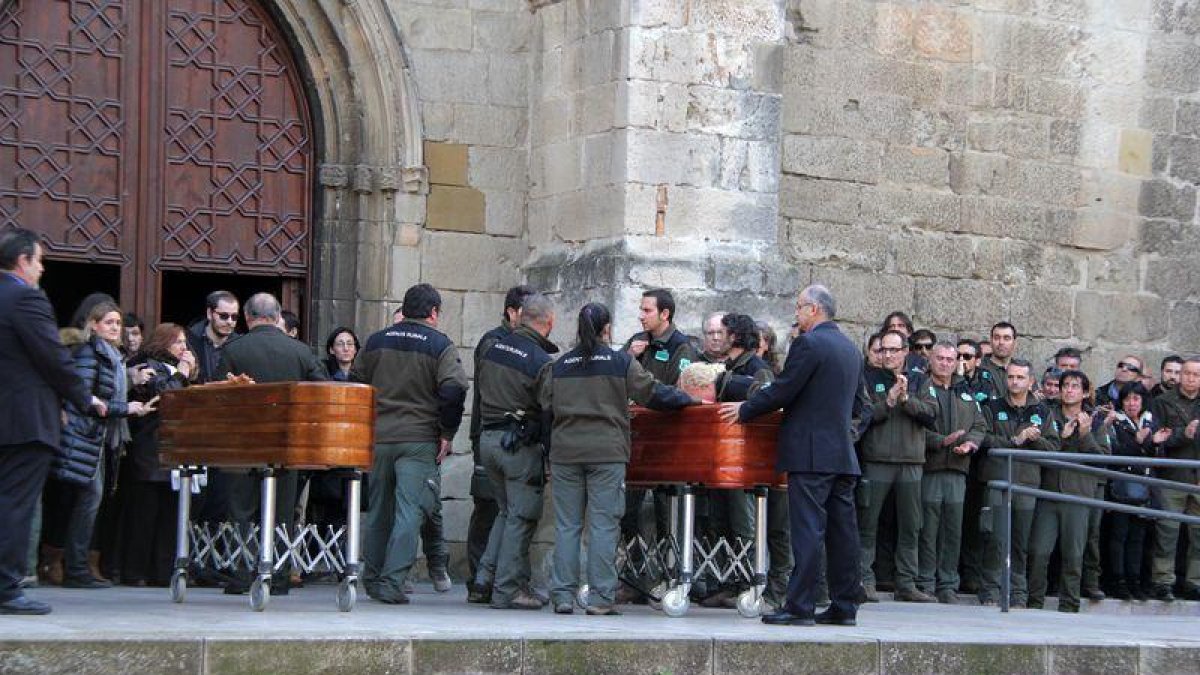 Familiares, compañeros del cuerpo y diferentes representantes políticos y sindicales encabezadas por el presidente Puigdemont dan el último adiós a las víctimas del doble homicidio