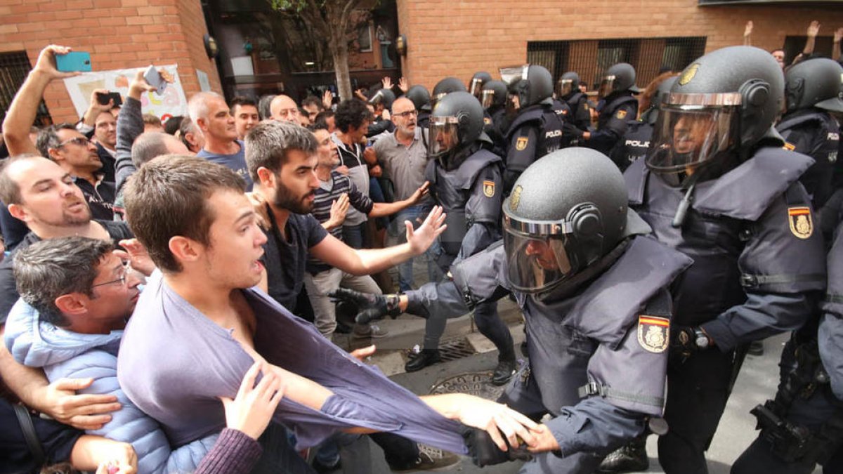 Imatges de les intervencions de Policia Nacional i Guàrdia Civil en col·legis electorals de Lleida.