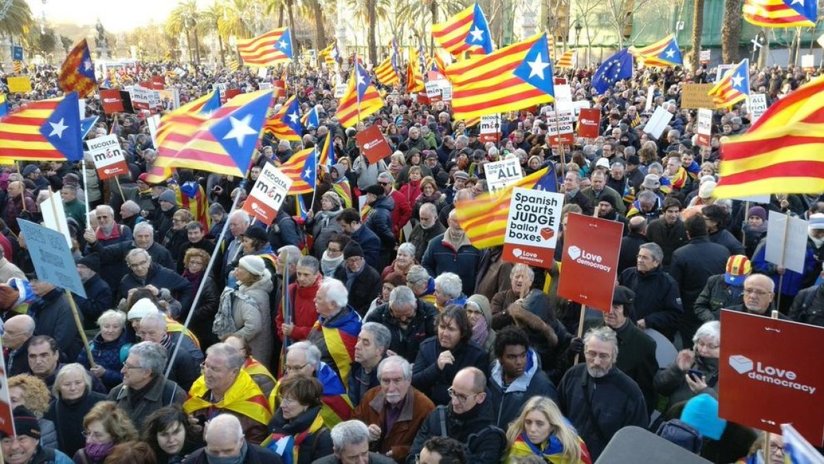 Manifestants davant de l'ANC a primera hora del matí.