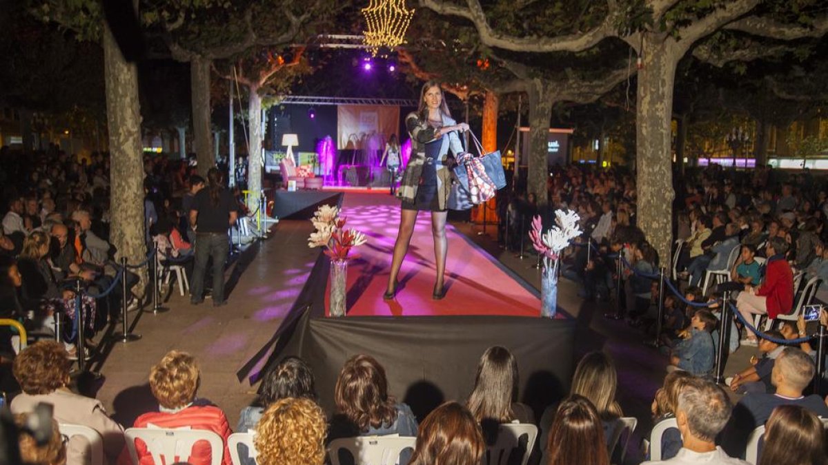 Desfilada de moda celebrada ahir a la nit a la plaça del Carme de Tàrrega en el marc de la Nit Boja.