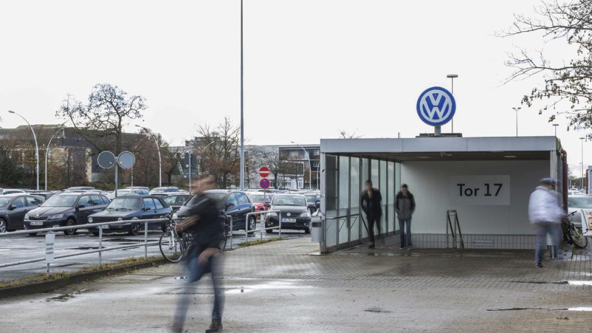 Treballadors abandonen la planta de Volksvagen a Wolfsburg.