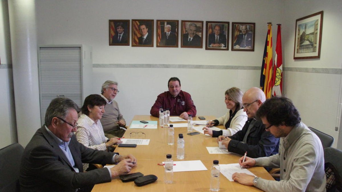 Un moment de la reunió d’ahir a Rosselló que va tancar l’acord per iniciar les obres de l’església.