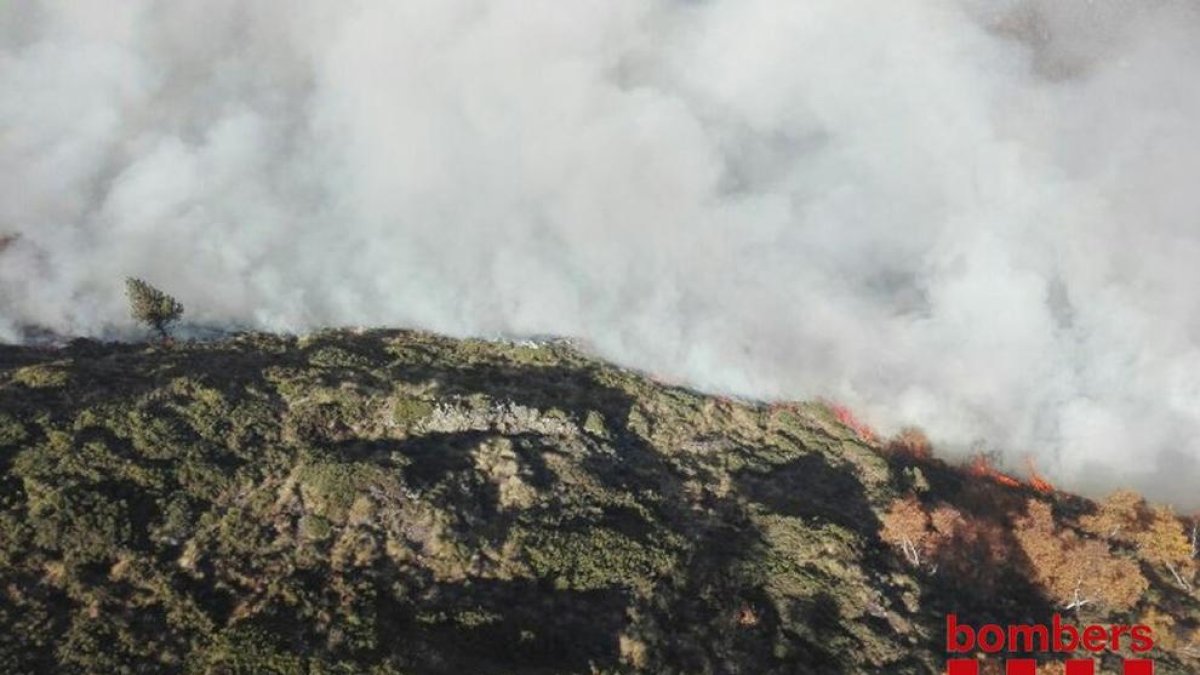 A la imatge s’aprecien les flames del flanc esquerre.