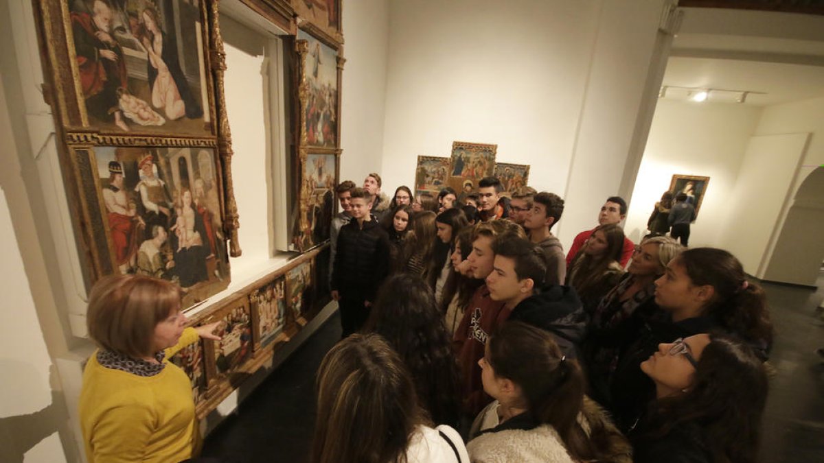 Un grup d’alumnes de tercer d’ESO de l’institut Torre Vicens, ahir al Museu de Lleida.