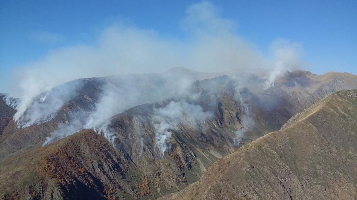 Imagen del incendio tomada ayer.